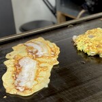 お好み焼き ふじや - 「豚ピリ焼き」 + つぶし玉子と重ねたら「とん平焼」や！