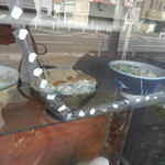 かねこ食堂 - 昭和の匂いがプンプン(^_^)外観の食品サンプルのガラスケースは特撮の様な渋いテープで補修されています