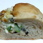 ブーランジェリー ル シェル - バジルチキンとほうれん草断面