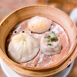 yum - 小籠包　400円
      海老と蟹の蒸し餃子　350円
      九条葱の黒七味焼売　300円