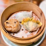 yum - 鶏と紫蘇の蒸し餃子　300円
      平貝と春菊　350円
      ポルチーニ焼売　350円