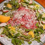 洋風酒場 イタメシ心技体 - 和牛カルパッチョ！お花は菊でオシャレで美味しい〜！