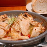 洋風酒場 イタメシ心技体 - 牡蠣のアヒージョ、また食べたい。プリプリ牡蠣にキノコいっぱい！バゲットのお代わり(有料)があるのも良いです！