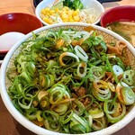 すき家 - 料理写真:ネギ玉牛丼並 610円    ランチサラダセット＋150円