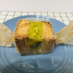 レッサーパンヤ - ピスタチオミルククリームチーズスコーンサンド