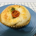 レッサーパンヤ - バジルクリームチーズベーコンベーグル