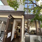 レッサーパンヤ - 素敵なお店、左側が待機場所