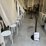 レッサーパンヤ - 右側が整理券席、左が整理券なし席