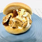 レッサーパンヤ - 塩キャラメルナッツクッキークリームチーズベーグル
