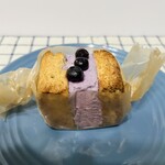 レッサーパンヤ - ブルーベリークリームチーズスコーンサンド