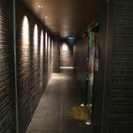 長い廊下の向うに入口があります。