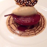 イグレック アサイ - 洋梨赤ワイン煮、シナモンアイスクリーム。