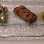 イグレック アサイ - アミューズブーシュ。牛タンオリーブソース、エスカルゴのサクレ、ピクルス。