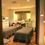 Hotel Kajima no Mori - エステルームでは、軽井沢発祥のメディカル化粧品”ザ・レザレクション”を使用。アロママッサージの他、タイ古式マッサージなど幅広い施術を受けることができる。