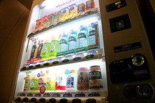 ホテル鹿島ノ森 - 自動販売機ではソフトドリンクの他、ミックスナッツなどを買うことができる。