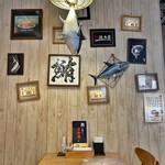 徳多屋 - 内観(壁掛け・競(セリ)の番号札など)