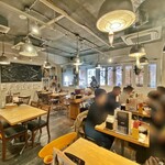 徳多屋 - 内観(奥の席から入口方向)