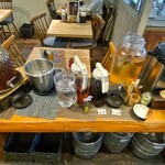 徳多屋 - 無料ドリンクバー(左から、フルーツ水、黒ウーロン茶、麦茶、コーン茶、緑茶、コーヒー)