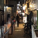 広島鉄板焼き じゃけぇ - この突き当たりに、店舗