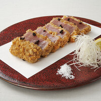 天然まぐろの　中トロのレアカツ　木の実をつけて