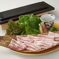 霧島豚の石焼き　生野菜を巻いて