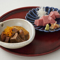 厚切り牛タンの炭火焼きとシチュー