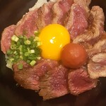 馬刺しと焼き鳥 グルマン三年坂 - 馬肉レアステーキ丼　良いかと