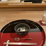 茜坂大沼 - 1、先付け
            春菊の揚げ豆腐、白味噌。