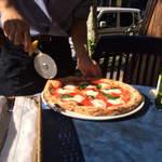 パルテノペ - 切り分けるマルゲリータ