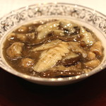 趙楊 - 牛肝菌扒玉兰片　（キノコと筍燻製の煮込み）