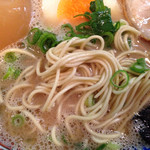 大砲ラーメン 本店 - 麺は中細ストレート麺