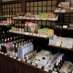 ふく蔵 - ふく蔵　　　一階は、酒、酒関係の食べ物ほか、酒のあて、缶詰めなど食いしん坊も食べたことのないものがいっぱい。 