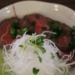 ふく蔵 - やわらかい和牛のもも肉を天然のお塩と数種類のスパイスで焼き上げている。