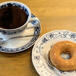 平岡珈琲店 - 百年珈琲と焼きドーナツ。味わいのコントラストが素敵なペア。