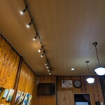 平岡珈琲店 - 新旧入り混じるライティングが独特で新鮮。