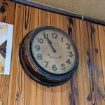 平岡珈琲店 - 壁の古時計はチクタクチクタク…と現役。“大きなのっぽの古時計”が、ふとよぎる。