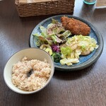 バルバルキッチンアメリ - 週替りランチ：チキンカツ＆小海老とキャベツの
      　　　　　　　　　　　　　　　アンチョビ炒め(¥800)