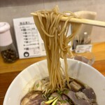 生粋 花のれん - 麺は中細ストレート、小麦香るパッツンとした歯応え