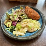 バルバルキッチンアメリ - 週替りランチ：チキンカツ＆小海老とキャベツの
      　　　　　　　　　　　　　　　アンチョビ炒め(¥800)