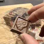 チロルチョコ アウトレットショップ - 色んな絵が有る^^