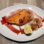 シコウ - お皿に描かれた魚の絵に合わせて盛り付ける細やかな演出