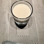 シコウ - 見た目は白いのに、口に含むとしっかりとコーヒーの香りと味わい