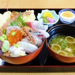 和倉まかない食堂 - まかない上海鮮丼。刺身がたっぷりで、ご飯の上に椎茸と焙った鯖のほぐした身が敷き詰められていました。とっても美味しかったです。