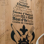 チーズ料理レストラン VOLENTE-048 - 店内の壁も全てチーズ！書いてあるのは世界中のチーズの名前だそう。こだわりがすごいです