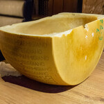 チーズ料理レストラン VOLENTE-048 - 本日の主役が降臨。この巨大なパルミジャーノ・レッジャーノの中でリゾットが完成します