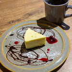 チーズ料理レストラン VOLENTE-048 - ニューヨークチーズケーキと珈琲/ 【至福の締めくくり】しっとり濃厚なニューヨークチーズケーキと、オリジナル深煎り焙煎コーヒー。