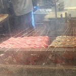 うなぎ四代目菊川 - 焼き台では次々と一本蒲焼を焼いています