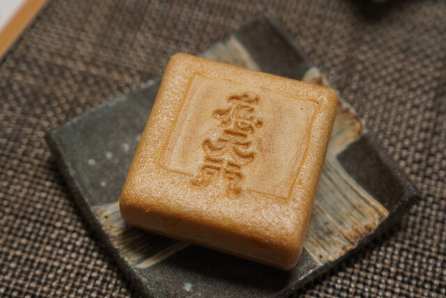 和菓子 あんこ餅 粟田焼 平安殿 平安殿の粟田焼 みたらし あん餅のいいとこ取り これは京都土産として大ブレイクの予感・・・ 京都のイベント 観光 グルメ お出かけスポットなどの情報満載 京都を楽しむプロ がおすすめするいろんな情報満載サイト