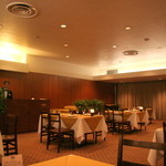 Continental Room - 寛ぎの時間を与えてくれる上品なテーブル席