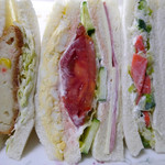 ぐるまん - 左から、コロッケサンド（２０５円）、ミックスサンド（２３５円）、Ｃトリオ（３３０円）